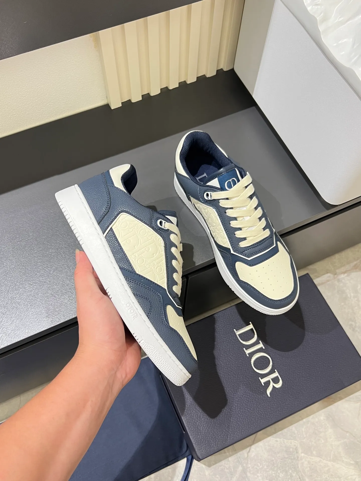 Men's shoes 💰p400 "Dio*" mid-top B27 casual sneakers. This B27 high-top sneaker is a new product in the series and continues Di*r's classic style. Crafted from gray and white smooth calf leather with beige and black Oblique print panels on the sides. The "CD Icon" shaped shoelace eyelets are clever and delicate, and the two-color rubber sole, rear collar and heel are all equipped with the brand's iconic details to enhance the style. Oblique printed straps at the ankle allow for an adjustable fit to complement the overall design. Fashionable and versatile, it can complement any look. Create an exquisite design with unique dynamic vitality and modern atmosphere, presented in low-top and high-top styles. This new must-have shoe adds a new dimension to Dior's archive heritage, embodying modern elegance. Purchase the original version and make it 1:1. If you need top quality, please come to me! Male 38-44!